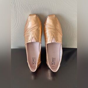 TOMS Metallic Rose Gold Alpargatas